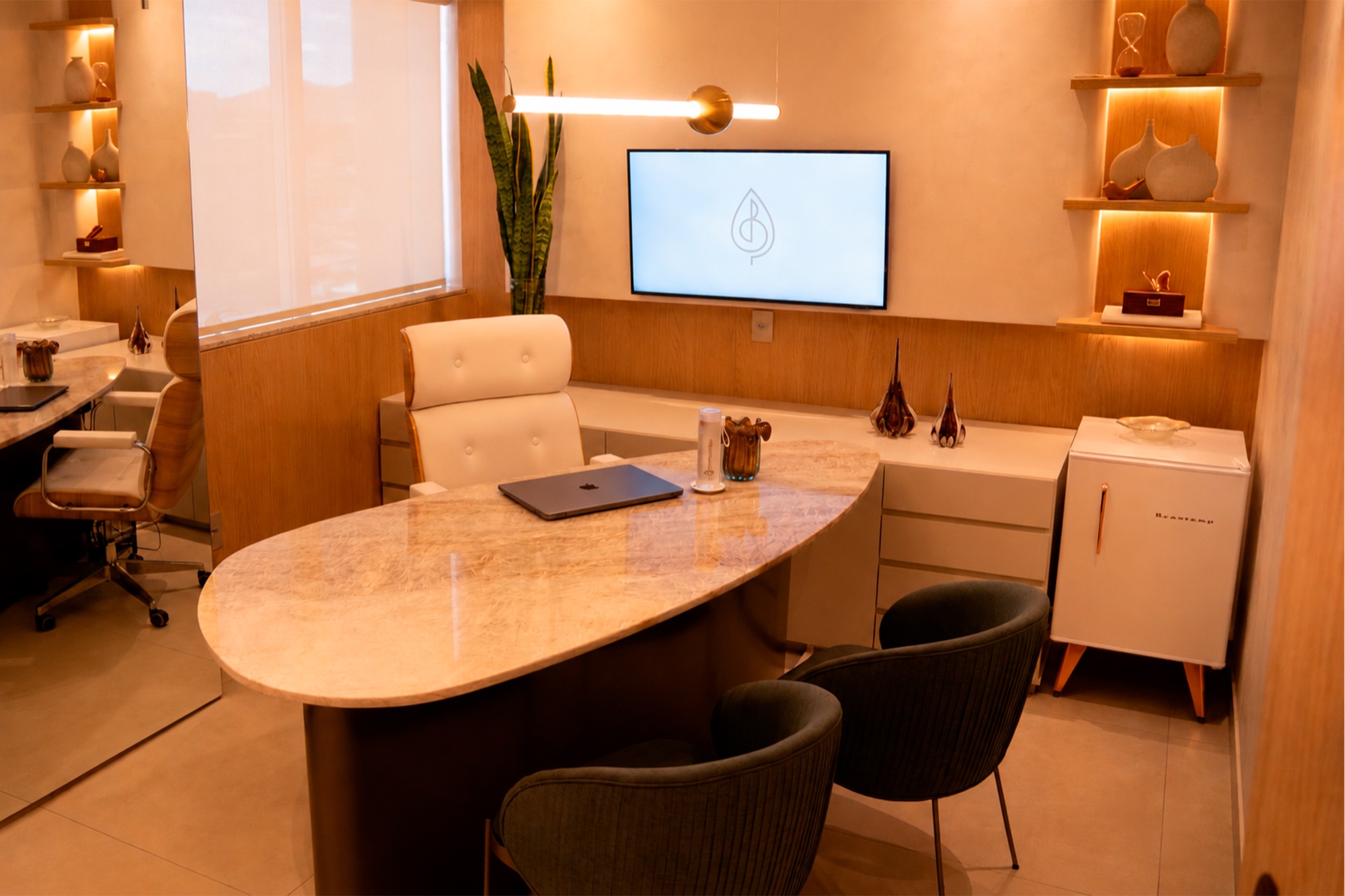 Consultório com mesa de mármore e cadeiras pretas